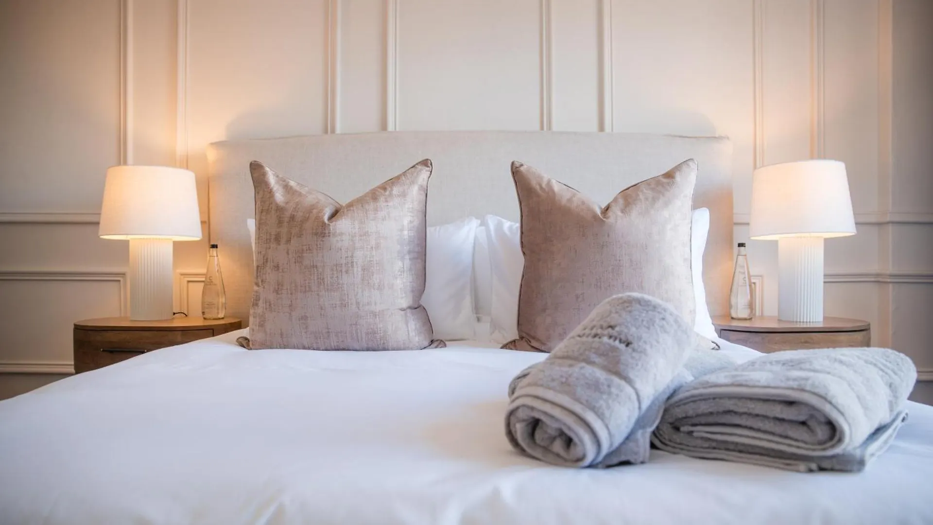 201 Cascades L 2 Bed Flat In Prime Green Point Cape Town 0*,  South Africa